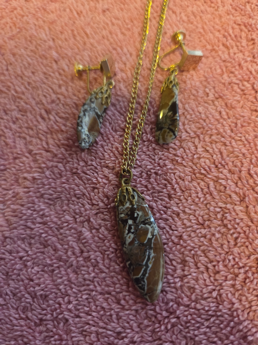 Very Vintage Gold-Tone Brown Marbled Stone Pendant Necklace & Earrings Set